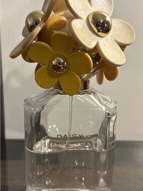 Marc Jacobs Daisy Decorative Flower-Top Perfume Bottle in Yellow & Cream